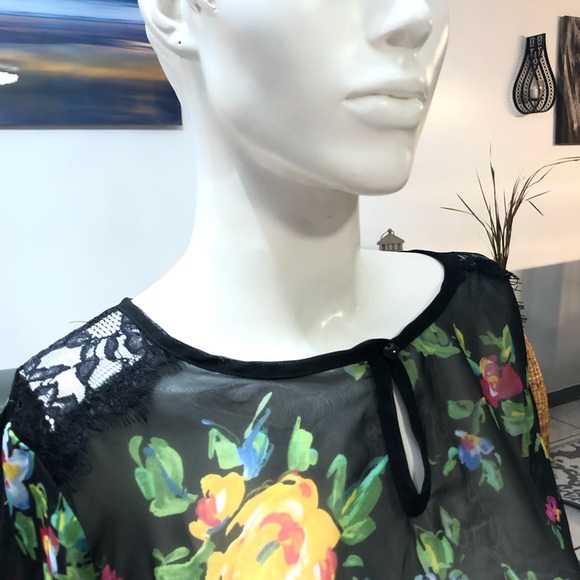Floral very feminine blouse with slits on sleeves - Picture 6 of 8